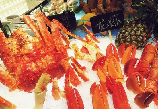 啄木鸟工作中的女人 可能指向几种不同的鸟工含义