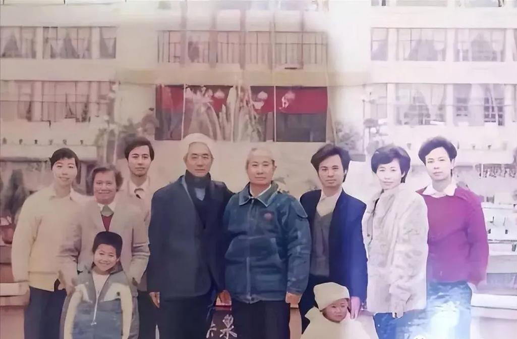 反差眼镜视频 视频它为我们观察和分享世界