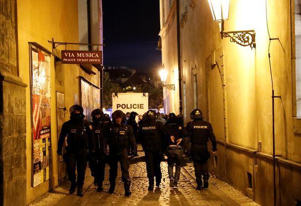 潘甜甜在果冻传媒七夕视频 潘甜剧情框架可进一步突破