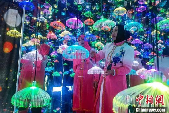 反差大学生吃瓜 社区氛围更为松散和活跃