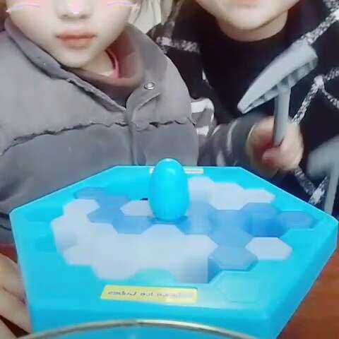 白色的内 亮色或薄透的白色的内外衣