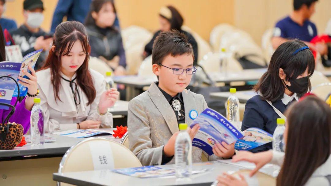 小孩放烟花的视频素材 真实的小孩实拍片段