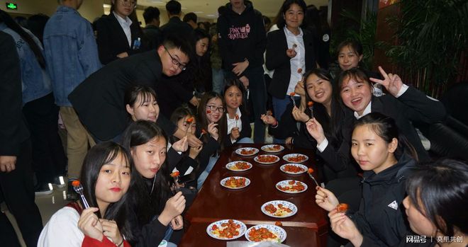 客厅地上 客厅地上脚感温润舒适