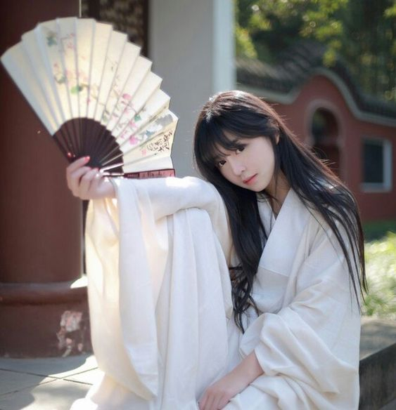 ： 近日，一段国内真实乱伦视频在互联网上流传，视频中一名刚满18岁的孙子与自己的奶奶发生了不道德的关系。据悉，这名孙子来自江苏，引起了社会的极大震惊。视频中可以看到孙子不顾道德伦理，与奶奶发生性关系，并且还录制下来传播出去。这一行为不仅违法违纪