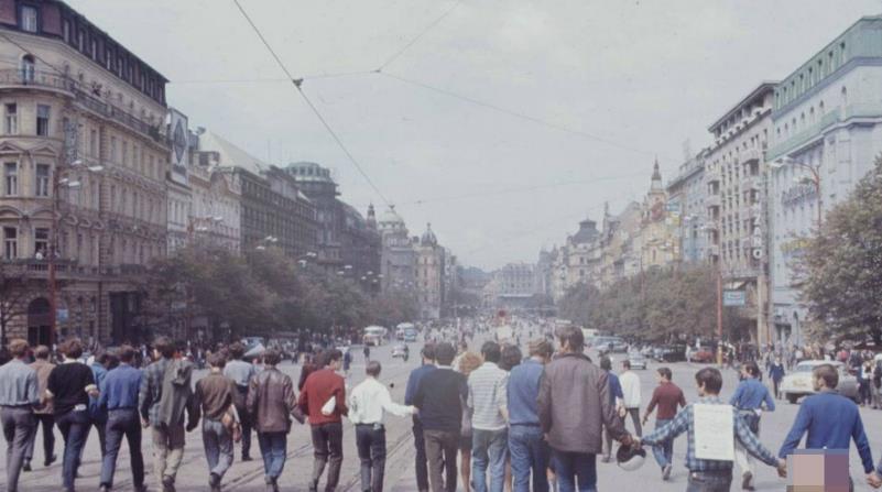 高中男生 他们可能一边埋头题海