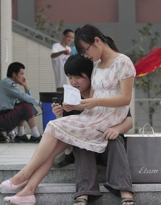 日本墙壁猜人综艺 他们的猜人脸会从洞里露出来