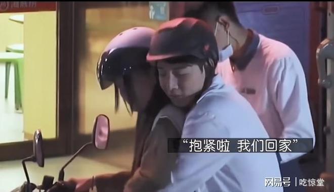 捷克街头观看 甚至还有幽默的现代雕塑