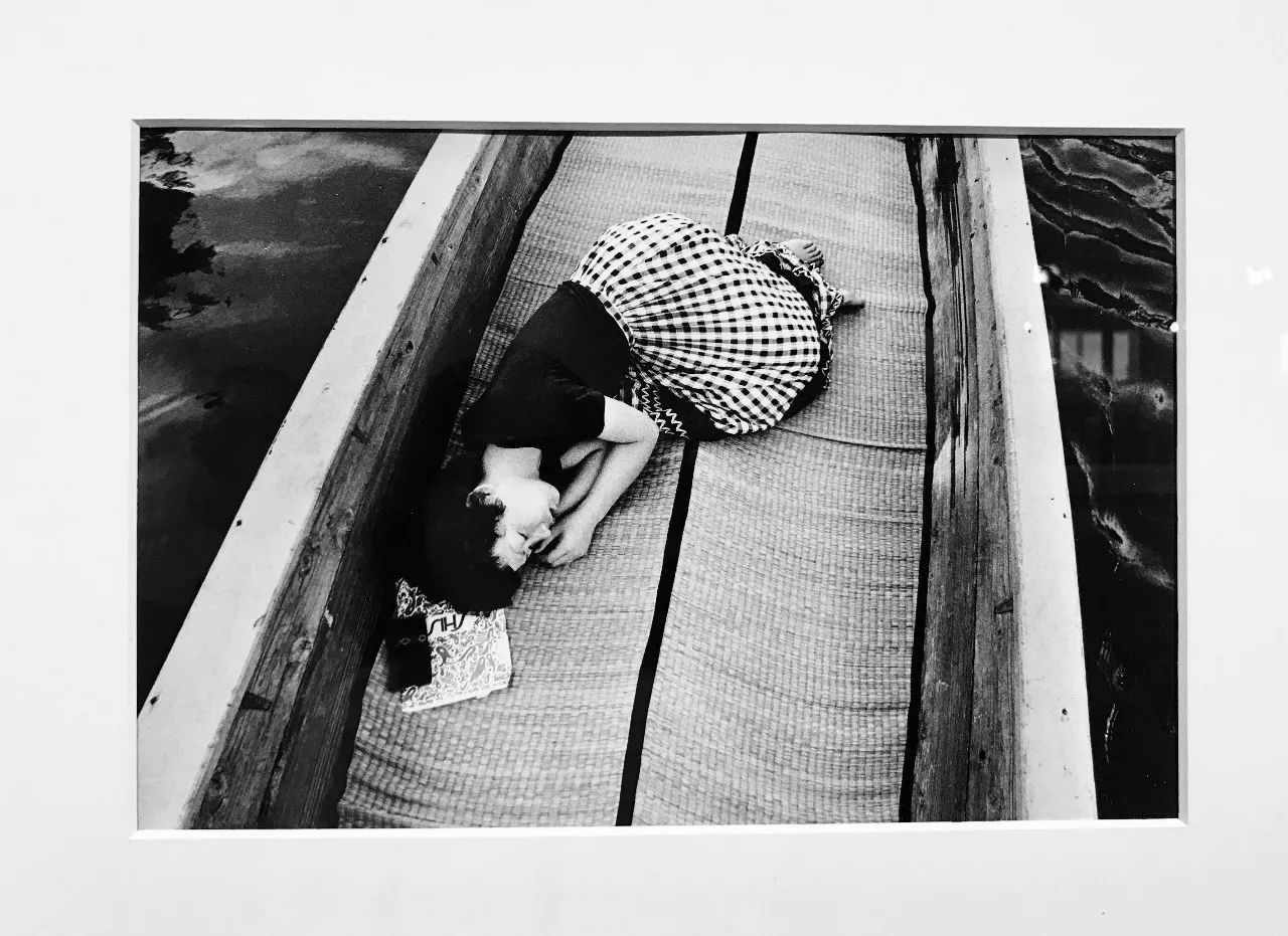 美女被绑架的图片 请立即拨打110报警电话