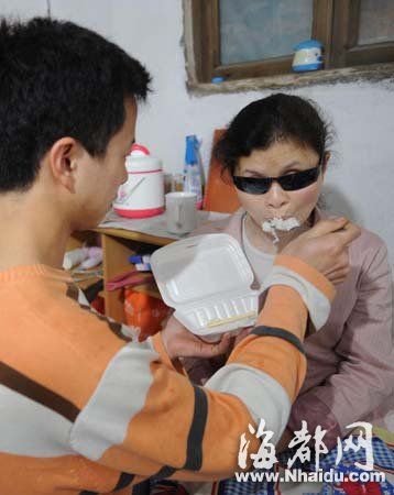 美女扒开胸罩露出奶头的图片