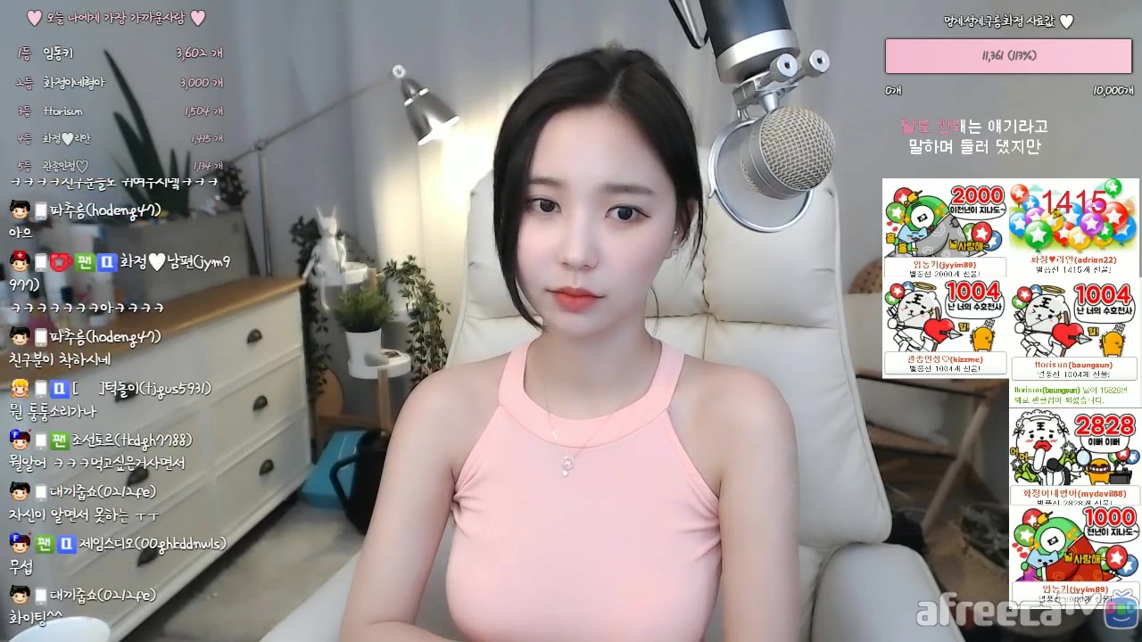 白丝小舞被啪到娇喘不停漫画小说