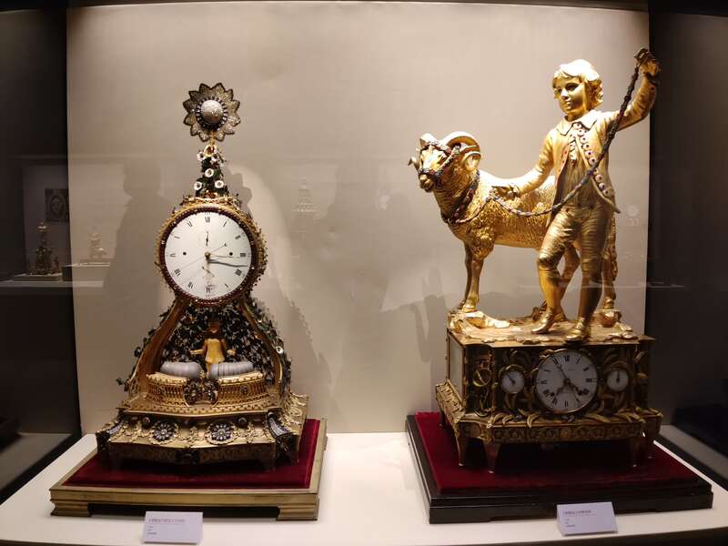 小 马 拉 大 车 +幼 女 小马我非常乐意为你提供帮助