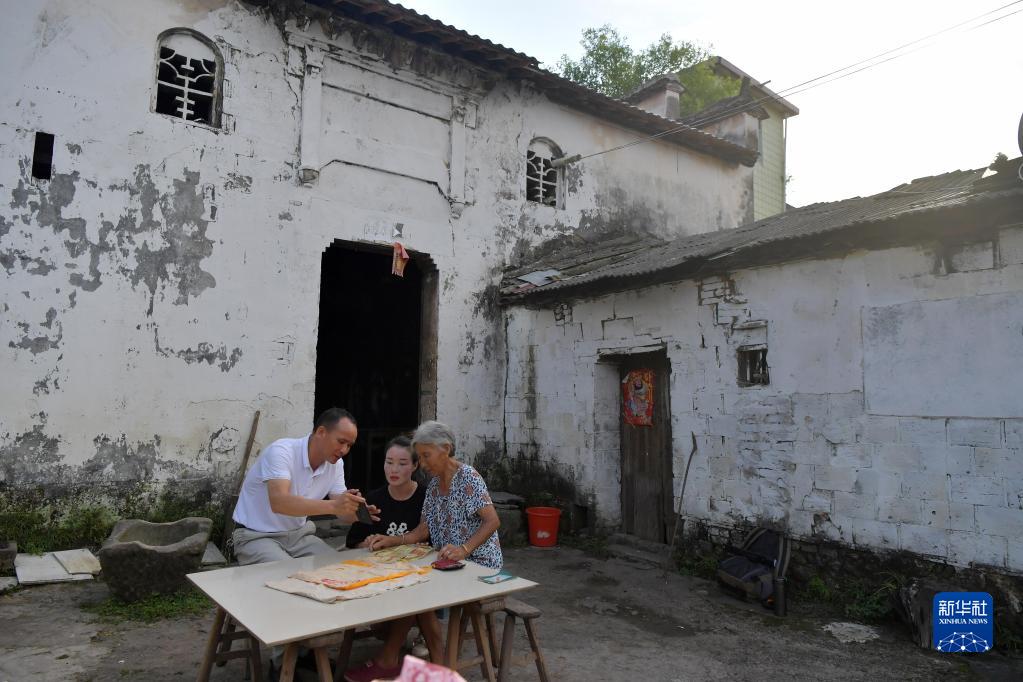 秘密的咪咪直播