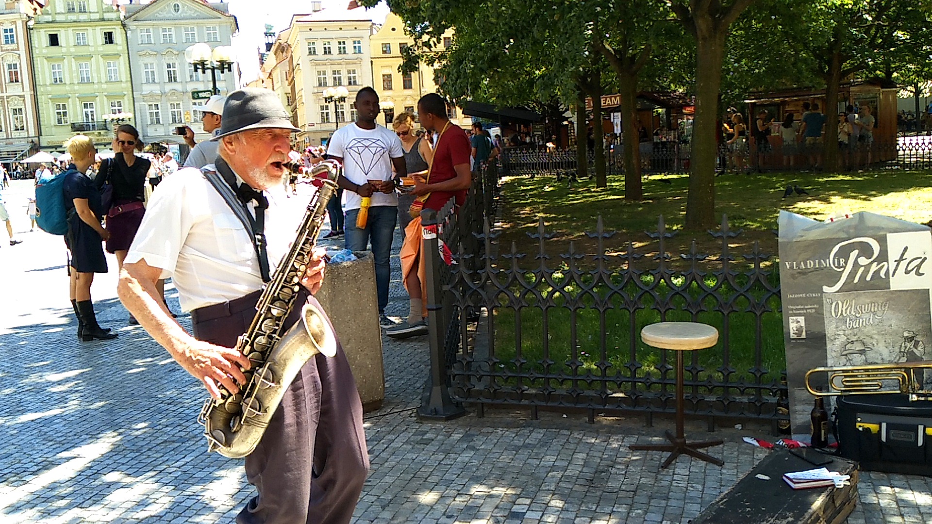 美女直接和男生靠 主动升级：在气氛合适时