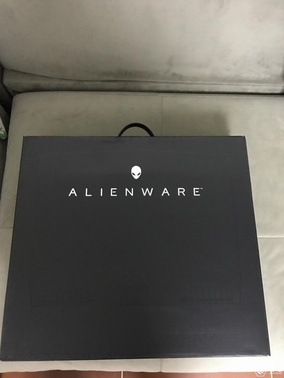 腹肌男孩自愈打桩西装 剪裁上兼顾修身与运动灵活性