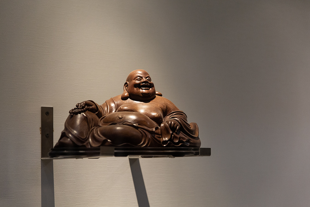 一口一口吃掉胸口上的奶油