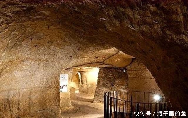 十堰会所 内有餐饮、六堰广场等商圈