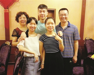 体育生放烟花采访视频