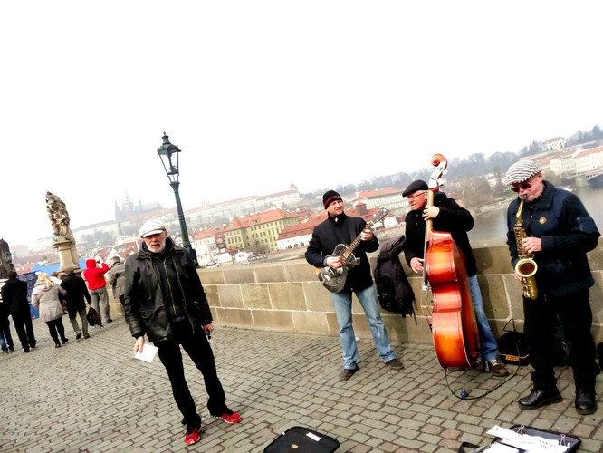 一本大道一卡二卡三卡四卡 三张卡加进家庭时间