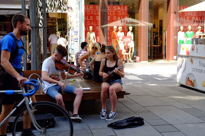 奔驰哥包养初中生 物质观念尚未成熟的阶段