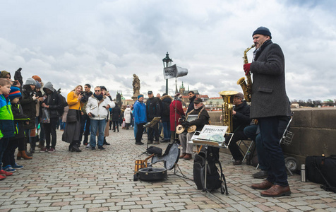 里番动画制服要这样 警察、制服象征着美好与信仰